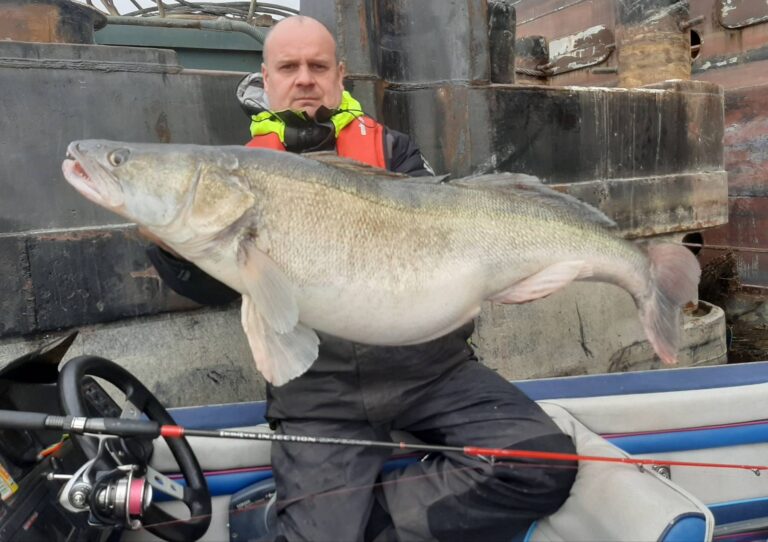 Lov obrovských candátů na řece Seine , France Fishing Adventure